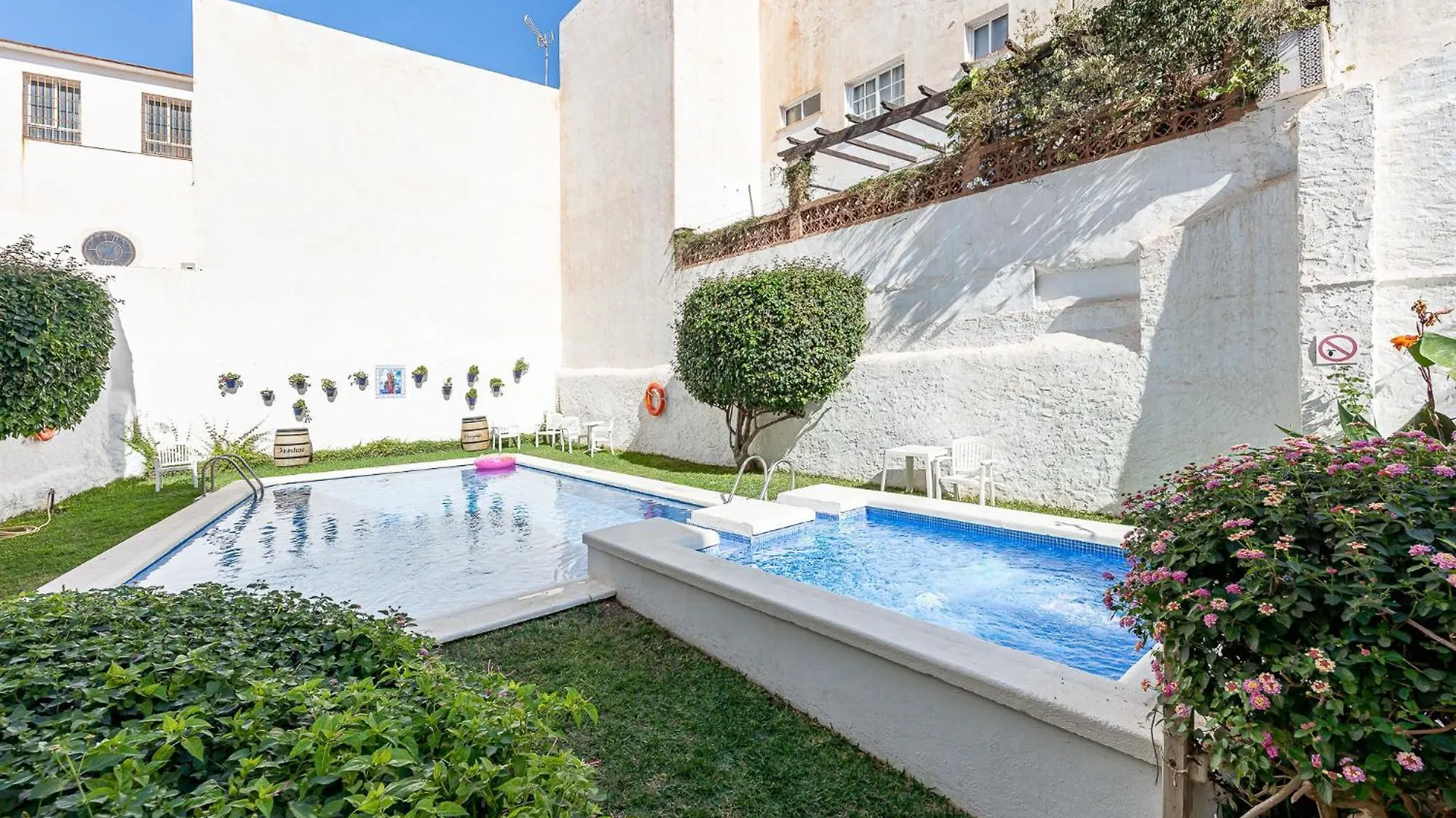 Apartment 797 Holiday Rentals - Piso Para 3 En La Carihuela Con Piscina Torremolinos